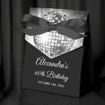 Silver 60th Birthday Party 70's Disco Ball<br><div class="desc">Augmentez votre 60e anniversaire avec notre boîte à cadeaux Disco Ball 70's Silver 60th Birthday Party 70, conçue pour ajouter une touche de sophistication et de style rétro à votre panier d'étape. Dans une teinte d'argent chatoyante, cette boîte cadeau exhale l'élégance et la nostalgie. Le graphique de la boule disco...</div>