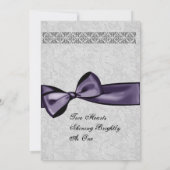 Silver Damask en Deep Paarse Bow Wedding Kaart (Achterkant)
