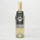Silver Dog Paw op zwarte achtergrond Flessenhanger (Op fles)