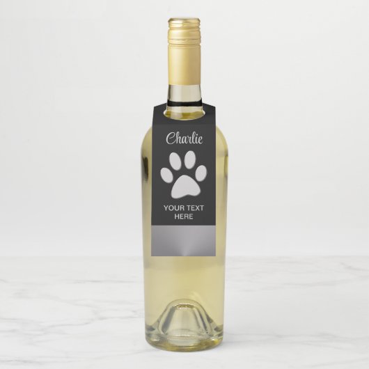Silver Dog Paw op zwarte achtergrond Flessenhanger (Op fles)