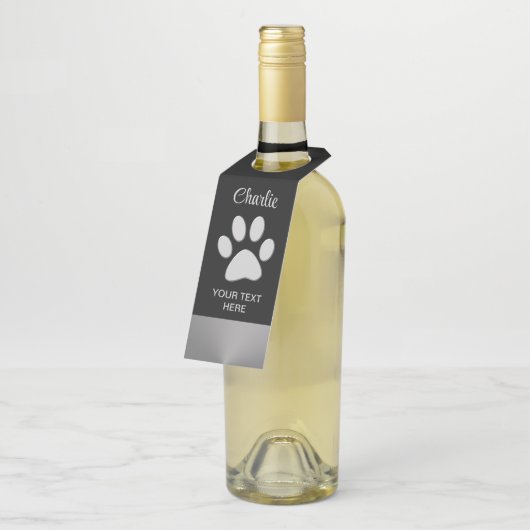 Silver Dog Paw op zwarte achtergrond Flessenhanger (Schuin)