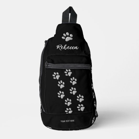 Silver Dog Paws zwarte achtergrond Afdrukpatroon Sling Bag (Voorkant)