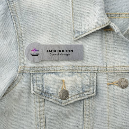 Silver Employee Name Badge met Custom Logo (In situ)