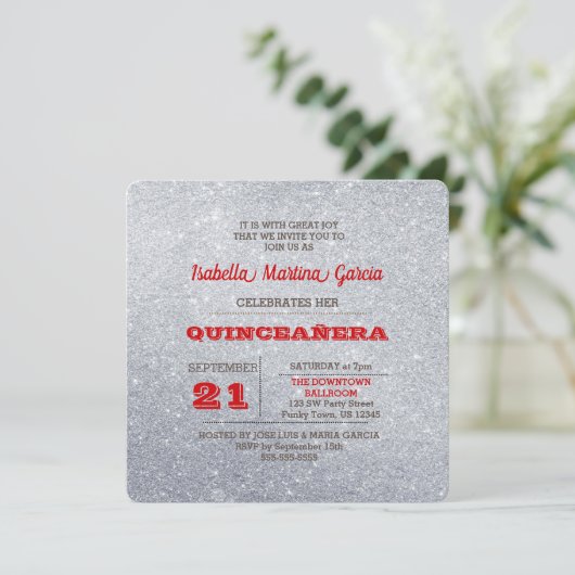 Silver en Ruby Red Sparkly Quinceañera Uitnodiging (Staand voorkant)