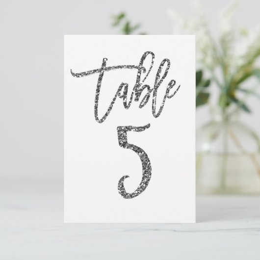 Silver Glitter Trendy Modern Script Table Number 5 Kaart (Staand voorkant)