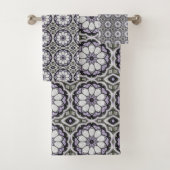 Silver Grey en Lila Floral Pattern Bad Handdoek (Insitu)