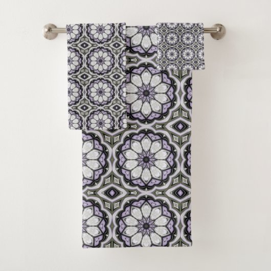 Silver Grey en Lila Floral Pattern Bad Handdoek (Insitu)
