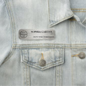 Silver Hairline Classic Name Badge Custom (En situation)
