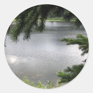 Silver Lake Ingelijst door Evergreen Boughs Ronde Sticker