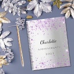 Silver lavande violet nom de parties scintillant 2<br><div class="desc">Un arrière - plan métallique à l'aspect faux argenté décoré de poussière de parties scintillant violette et violette. Personnalisez et ajoutez un nom,  un titre et une année.</div>