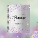 Silver lavande violet nom de parties scintillant 2<br><div class="desc">Un arrière - plan faux argenté décoré de poussière de parties scintillant violette et violette. Personnalisez et ajoutez un nom et une année.</div>