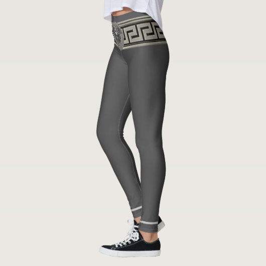 Silver Medusa Griekse sleutel op grijze Leggings (Links)