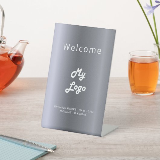 Silver metal-logo reclamebord met voetstuk (Insitu)