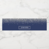 Silver Navy Blue Glitter Girly Monogram Naam Waterfles Etiket (Enkel label)
