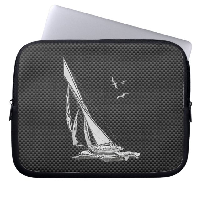 Silver Sailboat Regatta over koolstofvezel Laptop Sleeve (Voorkant)