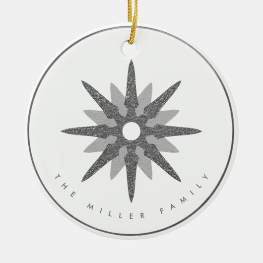 Silver Snowflake | Familienaam Monogram & Datum Keramisch Ornament (Voorkant)