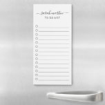 Simple à faire Liste moderne noir et blanc élégant<br><div class="desc">Élégant noir et blanc pour faire liste bloc-notes magnétique avec votre nom avec des swashes dans une calligraphie manuscrite avec une liste de contrôle. Un design simple et féminin qui conviendra à un enseignant ou à un propriétaire de petite entreprise.</div>