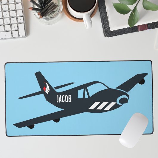 Simple Aviation, avion Monogram sur bureau bleu