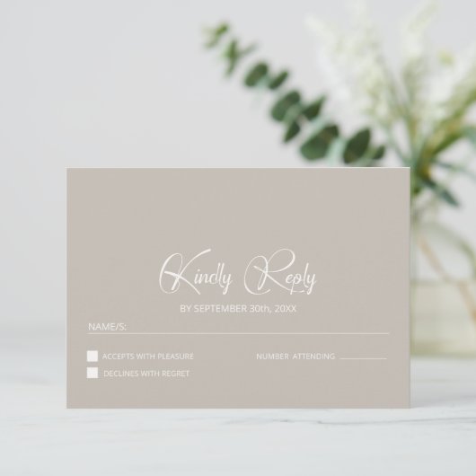 Simple Beige Wedding RSVP (Debout devant)