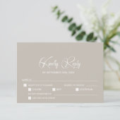 Simple carte de réponse RSVP de mariage beige avec (Debout devant)