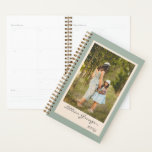 Simple Design Sage Green Photo personnalisée 2025<br><div class="desc">Restez organisé avec style avec ce planificateur simple et élégant dans un vert désert serein. Parfait pour planifier vos jours, semaines et mois, ce planificateur polyvalent offre de l'espace pour votre photo préférée et peut être personnalisé avec votre nom pour une touche unique. Le format non daté vous permet de...</div>