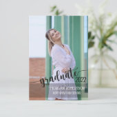 Simple Élégant Script Photo Graduation Invitation (Debout devant)