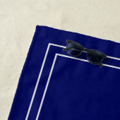 Simple élégante serviette de plage Monogram Beach  (En situation)