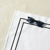 Simple et élégante serviette de plage de Monogram  (En situation)