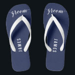 Simple Groom Navy Blue Wedding Party Flip Flops<br><div class="desc">Simple Groom navy bleu mariage flip flops avec de larges sangles et texte personnalisable - vous pouvez ajouter le nom de Groom</div>