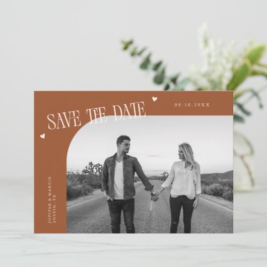 Simple Heart Terracotta Curved Frame Photo Save The Date (Staand voorkant)