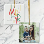 Simple Joyeux Photo Rouge Jaune<br><div class="desc">Ces ornements en céramique carré de 2, 75" x 2, 75" portent le mot "Merry" dans une police de style vintage,  avec des ornements minimalistes modernes. Ajoutez votre nom et votre année.</div>