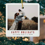 Simple minimaliste et moderne photo de famille<br><div class="desc">Cet ornement moderne de Noël vous permet d'ajouter vos noms et une photo de famille, ainsi que des "Joyeuses Fêtes" en typographie simple et belle, et de vous permettre d'ajouter votre propre montage photo à l'arrière (avec espace pour sept photos). Le cadeau de Noël minimaliste parfait pour tout membre de...</div>