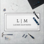 Simple minimaliste noir Monogramme blanc moderne<br><div class="desc">Tapis de bureau simple,  design noir et blanc moderne et minimaliste,  avec monogramme et nom d'entreprise à l'avant entouré d'une bordure. Tous les éléments et couleurs de conception peuvent être modifiés dans l'outil d'édition de conception.</div>