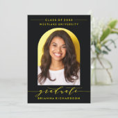 SIMPLE MODERNE ARCH SCRIPT GRADUCATION INVITATION (Debout devant)