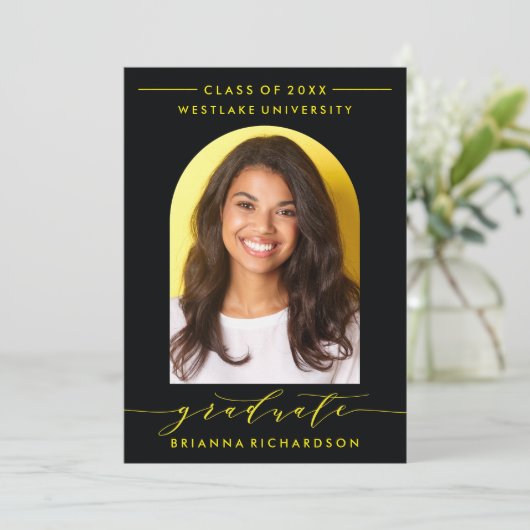 SIMPLE MODERNE ARCH SCRIPT GRADUCATION INVITATION (Debout devant)