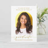 SIMPLE MODERNE ARCH SCRIPT GRADUCATION INVITATION (Debout devant)