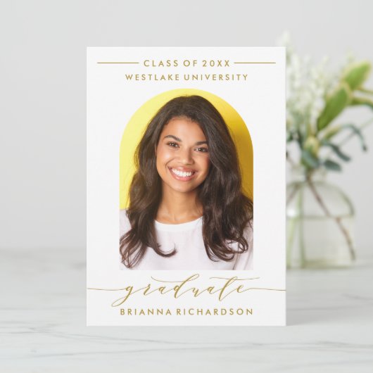 SIMPLE MODERNE ARCH SCRIPT GRADUCATION INVITATION (Debout devant)