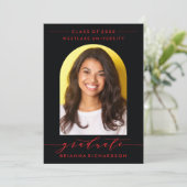 SIMPLE MODERNE ARCH SCRIPT GRADUCATION INVITATION (Debout devant)