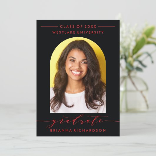 SIMPLE MODERNE ARCH SCRIPT GRADUCATION INVITATION (Debout devant)