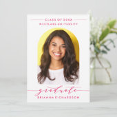 SIMPLE MODERNE ARCH SCRIPT GRADUCATION INVITATION (Debout devant)