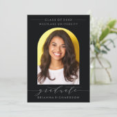 SIMPLE MODERNE ARCH SCRIPT GRADUCATION INVITATION (Debout devant)