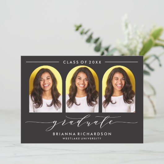 SIMPLE MODERNE ARCH SCRIPT GRADUCATION INVITATION (Debout devant)