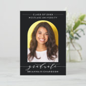 SIMPLE MODERNE ARCH SCRIPT GRADUCATION INVITATION (Debout devant)