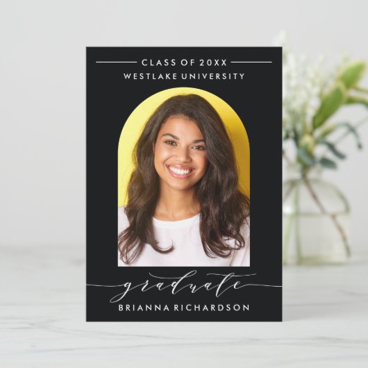 SIMPLE MODERNE ARCH SCRIPT GRADUCATION INVITATION (Debout devant)