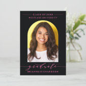 SIMPLE MODERNE ARCH SCRIPT GRADUCATION INVITATION (Debout devant)