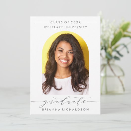 SIMPLE MODERNE ARCH SCRIPT GRADUCATION INVITATION (Debout devant)