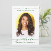 SIMPLE MODERNE ARCH SCRIPT GRADUCATION INVITATION (Debout devant)