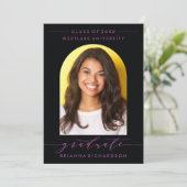 SIMPLE MODERNE ARCH SCRIPT GRADUCATION INVITATION (Debout devant)