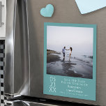 Simple moderne Enregistrer la date Photo Magnet Tu<br><div class="desc">Cette carte magnétique est une excellente façon de faire savoir à vos amis et à votre famille de sauvegarder la date pour votre prochain mariage. Il présente un design simple, moderne, artistique, minimaliste avec une photo carré sur un arrière - plan turquoise, turquoise ou de couleur aqua au texte blanc....</div>