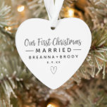 Simple moderne Premier Noël marié<br><div class="desc">Un ornement de noël photo simple et élégant. Personnalisez-le avec vos noms,  votre date de mariage et une photo préférée. Amusant de célébrer votre premier Noël ensemble. Conçu pour vous par Blackberry Boulevard.</div>